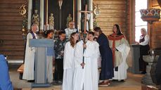 Konfirmantene bidro som ministranter under gudstjenesten i Skrautvål kyrkje da biskopen var på visitas i Nord-Aurdal i starten av april. Foto: Hans Enger.