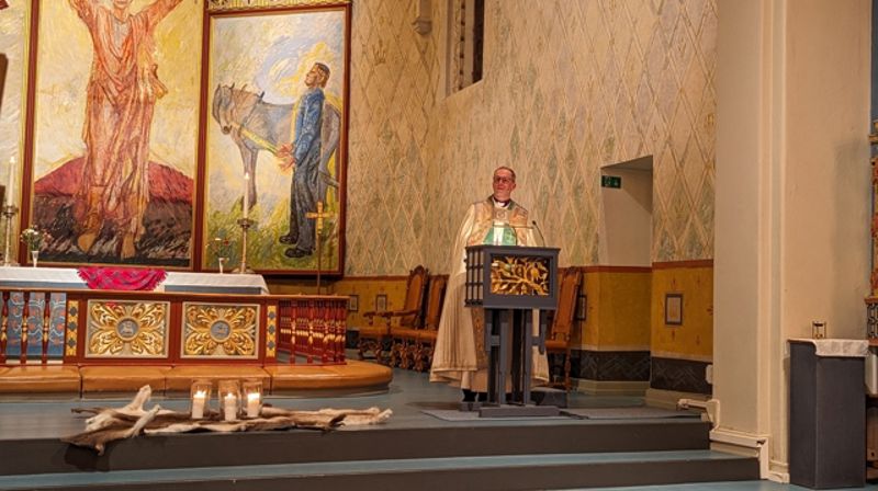Hamar domkirke er pyntet til gudstjeneste på samenes nasjonaldag 2024. Foto: Karen Nybakk Ingebrigtsen / Innlandet fylkeskommune