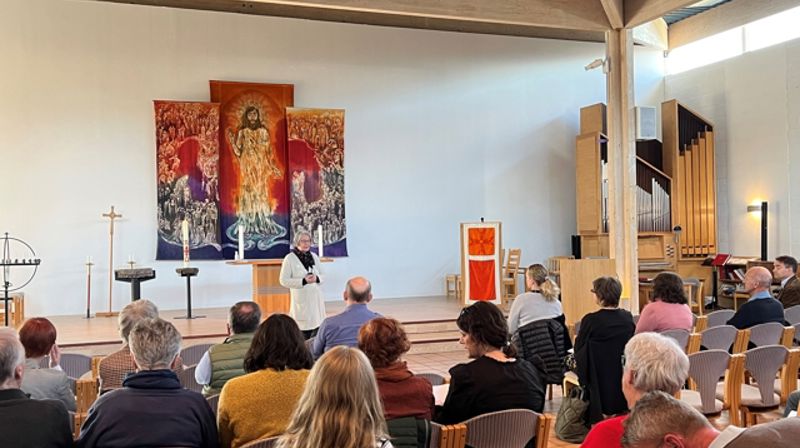 Fungerende biskop Kirsten Almås ønsket velkommen til Storhamar kirke som var ramme for seminardagen. Foto: Hamar bispedømmeråd