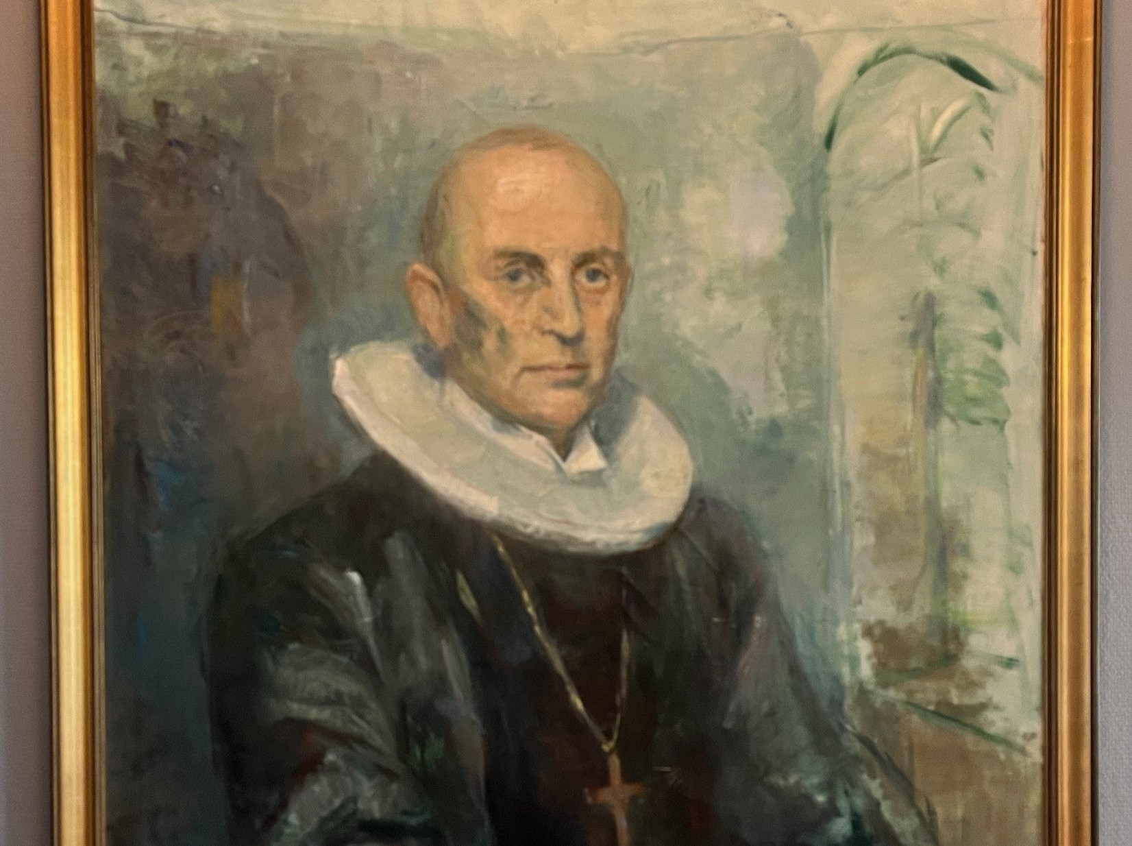 Portrettet av tidligere biskop Henrik Hille henger i bispegården i Hamar. Foto: Hamar bispedømmeråd