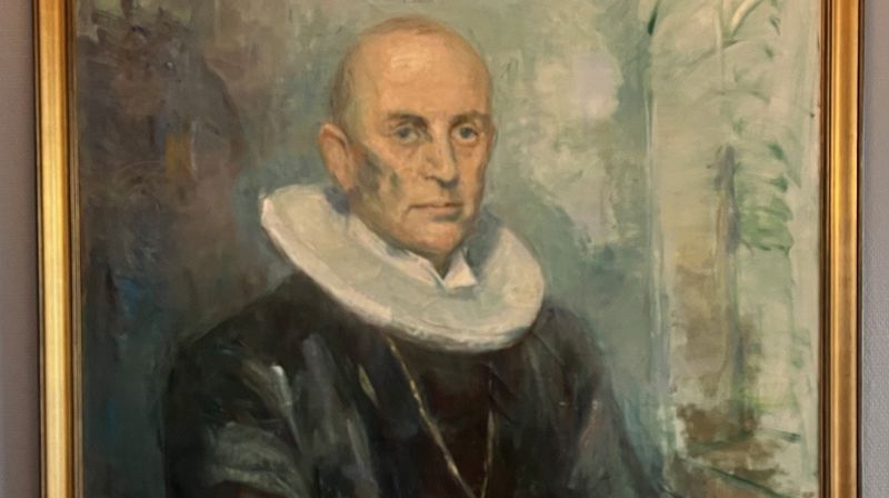 Portrettet av tidligere biskop Henrik Hille henger i bispegården i Hamar. Foto: Hamar bispedømmeråd