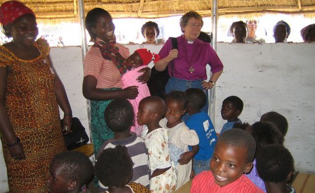 Rosemarie Köhn har i sitt samarbeid med EDU-sport bidratt til oppbygging av tre skoler i Zambia. Her sammen med elevene fra den ene av dem. (2005)