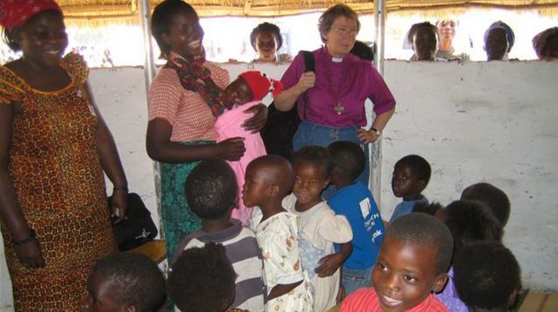 Rosemarie Köhn har i sitt samarbeid med EDU-sport bidratt til oppbygging av tre skoler i Zambia. Her sammen med elevene fra den ene av dem. (2005)