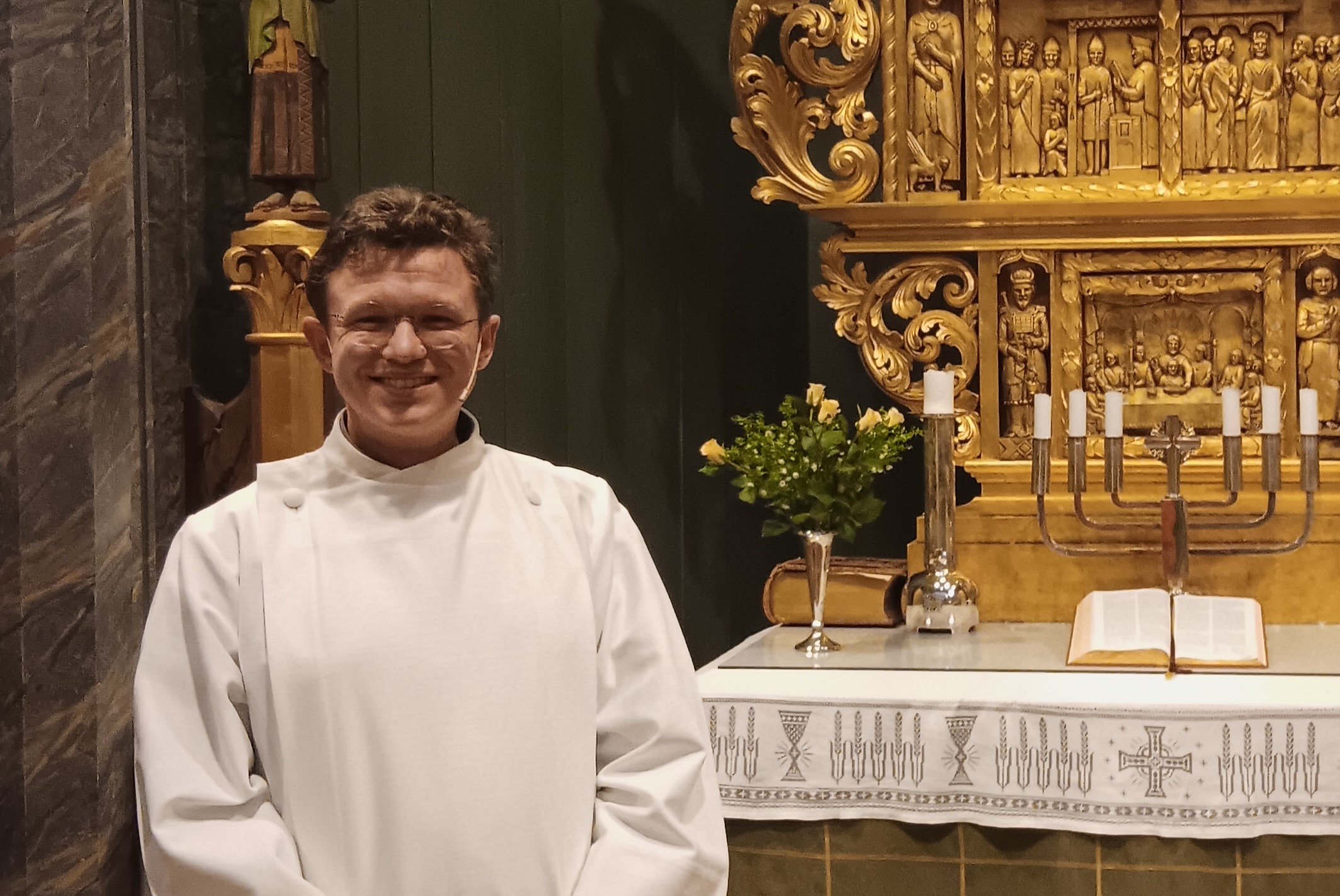 Benjamin Fjellheim Olsen foran altertavla i Kvam kyrkje. Foto: Jens Petter Ous