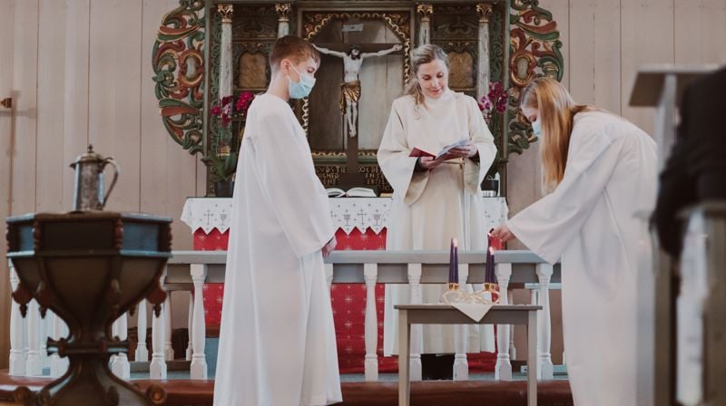 Her holder Bente Sverdrup gudstjeneste i Hovin kirke i Ullensaker. Foto: Privat