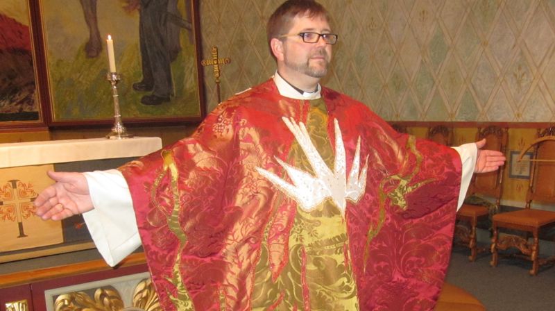 I 2016 laget Åse Frøyshov en rød messehagel til bruk i Hamar domkirke. Her båret av sokneprest Per Erik Engdal. Foto: Ida Kristin Lie