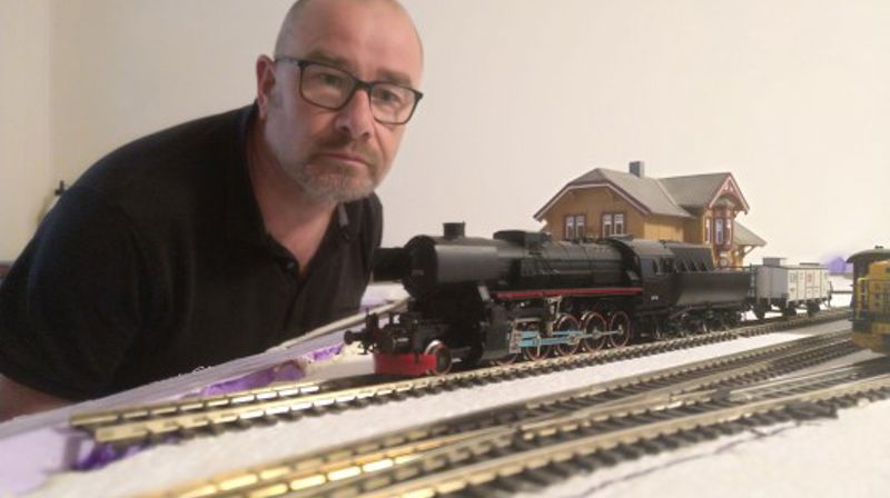 Toginteressen har han fortsatt, den nye soknepresten i Furnes. Foto: Privat