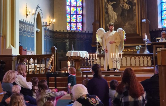 Med vinger i Kampen kirke besk Foto Sten Are Hanserud.jpeg.jpg