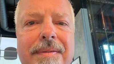 Ola Viker Lunde tjuvstarta tenesta som kyrkjelydsprest med gudsteneste i Volbu kyrkje. Nå blir kyrkja ei av fem den nye soknepresten skal gjere teneste i. Foto: privat.