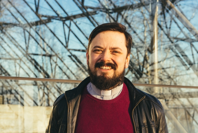 Prost Thomas Tinglum i Sør-Østerdal er opptatt av at mennesker skal føle seg ønsket og medregnet når de kommer til kirken. Foto: Joakim Mangen