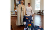 Biskop Herborg Finnset og prestevikar Ellen Brorson i Vemundvik kirke. (Foto: Inge Torset)