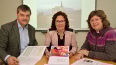 Stor oppslutning: Frå v. stiftsdirektør Bjørn Olaf Storhaug, leiar av bispedømerådet, Ann-Kristin Sørvik og biskop Ingeborg Midttømme kan legge fram ein årsrapport som viser at oppslutninga om kyrkja i Møre framleis er sterk.