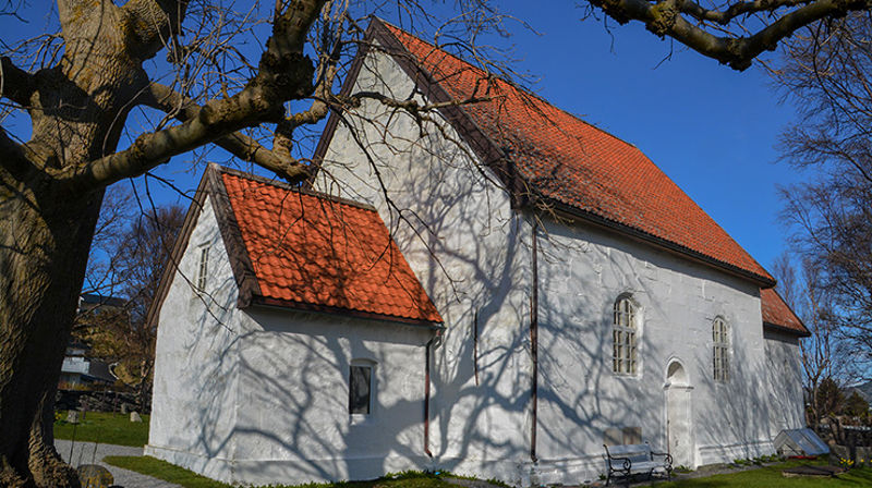Giske kyrkje er frå ca. 1130.  Foto: Svein Magne Harnes ©