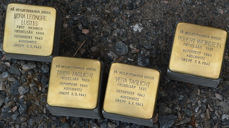 Også i Møre vart jødar deporterte til utryddingsleiren Auschwitz. På Nesjestranda ved Molde er det lagt snublesteinar til minne om fire av desse. Slike snublesteinar er også lagt i Kristiansund og i Ålesund, til minne om jødiske familiar som budde der og som vart deporterte. (foto: Svein Magne Harnes)