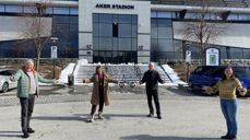 – Velkommen til drive-in-gudstjeneste 1. påskedag, ønsker fra v. daglig leder Finn Arild Fjøren, biskop Ingeborg, kirketjener Jan Lundstrøm, sogneprest Grethe Lystad Johnsen.