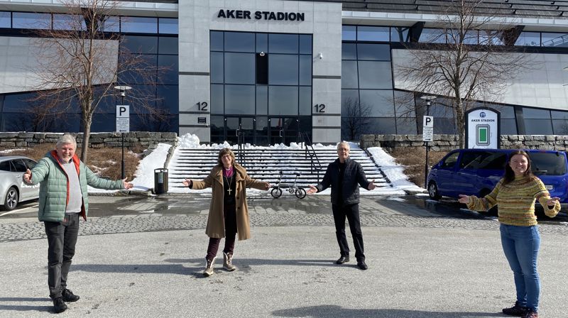 – Velkommen til drive-in-gudstjeneste 1. påskedag, ønsker fra v. daglig leder Finn Arild Fjøren, biskop Ingeborg, kirketjener Jan Lundstrøm, sogneprest Grethe Lystad Johnsen.