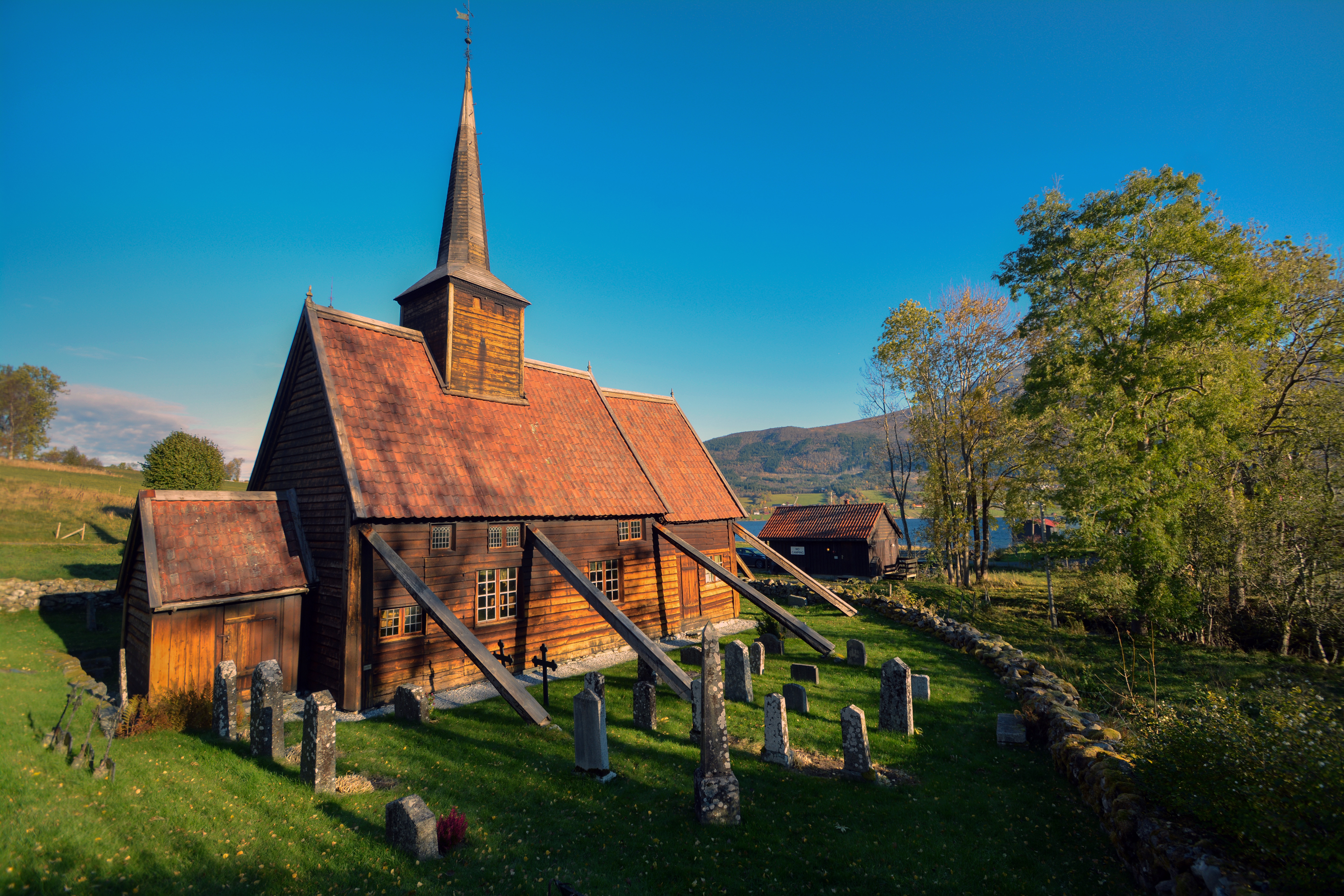 Rødven stavkirke eksteriør.jpg