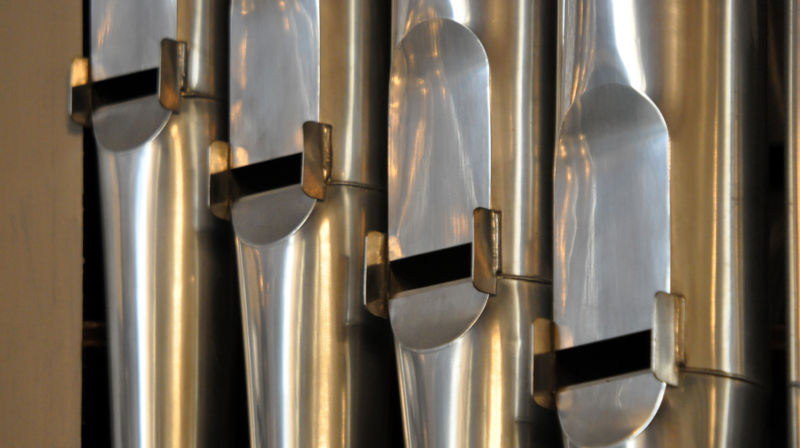 Hovudgrepet i den justerte ordninga for hovudgudstenesta er at der kyrkjelydane er aktive deltakarar i gudstenesta, skal det gjennom den nye justerte ordninga bli endå rikare mogelegheiter til dette.