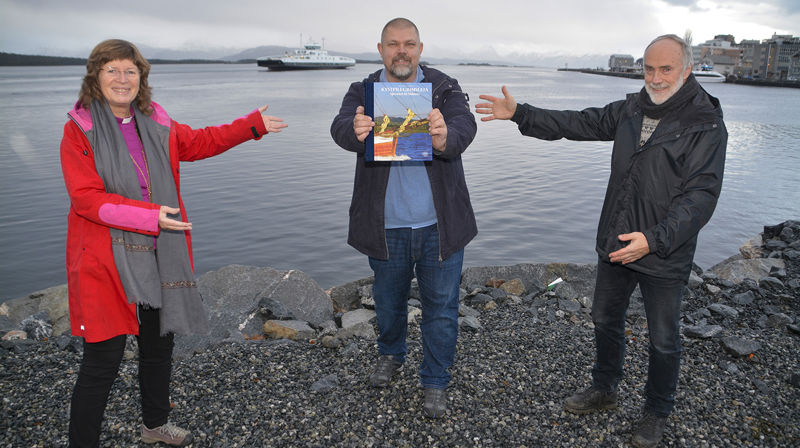 Ferjereiser er ein del av vår tids kystpilegrimsreise. Biskop Ingeborg Midttømme og fylkeskonservator Bjørn Ringstad er glade for at kystpilegrimsstadane langs Mørekysten har fått rik plass i forfattaren Rune Nylund Larsen (midten) si nye bok om Kystpilegrimsleia. (foto: Svein Magne Harnes)
