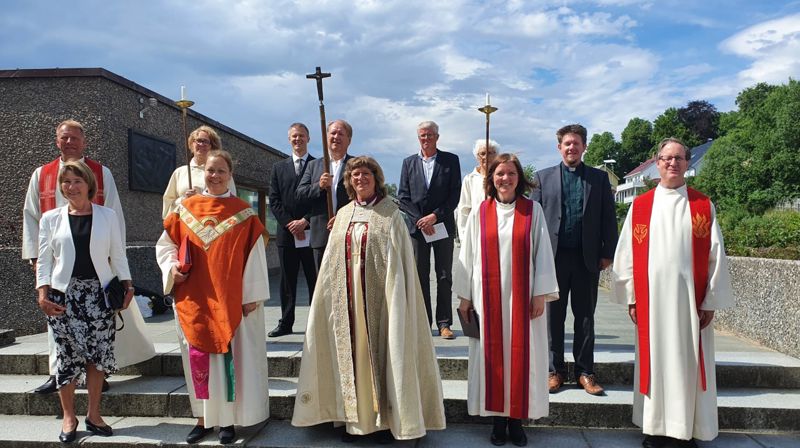 ORDINASJON: Søndag 21. juni vart Ellen Schiøtt ordinert til sokneprest i Vike- og Tresfjord sokn. Vigslinga gjekk føre seg i Molde domkirke, og det var biskop Ingeborg Midttømme som stod for ordinasjonshandlinga. Til stades under ordinasjonen, frå venstre: Prost i Indre Romsdal prosti, Erling Nevland; leiar for Vike- og Tresfjord sokneråd, ellen Andreassen; medliturg Heidi Elnes i Molde domkirke menighet, ordinanden Ellen Schiøtt; Andrew Donald Wergeland fra MF; medliturg Frode Rabbevåg i Møre bispedømmeråd; biskop Ingeborg Midttømme, leiar for Vestnes kyrkjelege fellesråd, Emil Balstad; medliturg Turid Nyland; sokneprest Grete Lystad Johnsen; domkantor Magnus Moksnes Myhre; domprost Olav Gading. Foto: Lars Skagestad