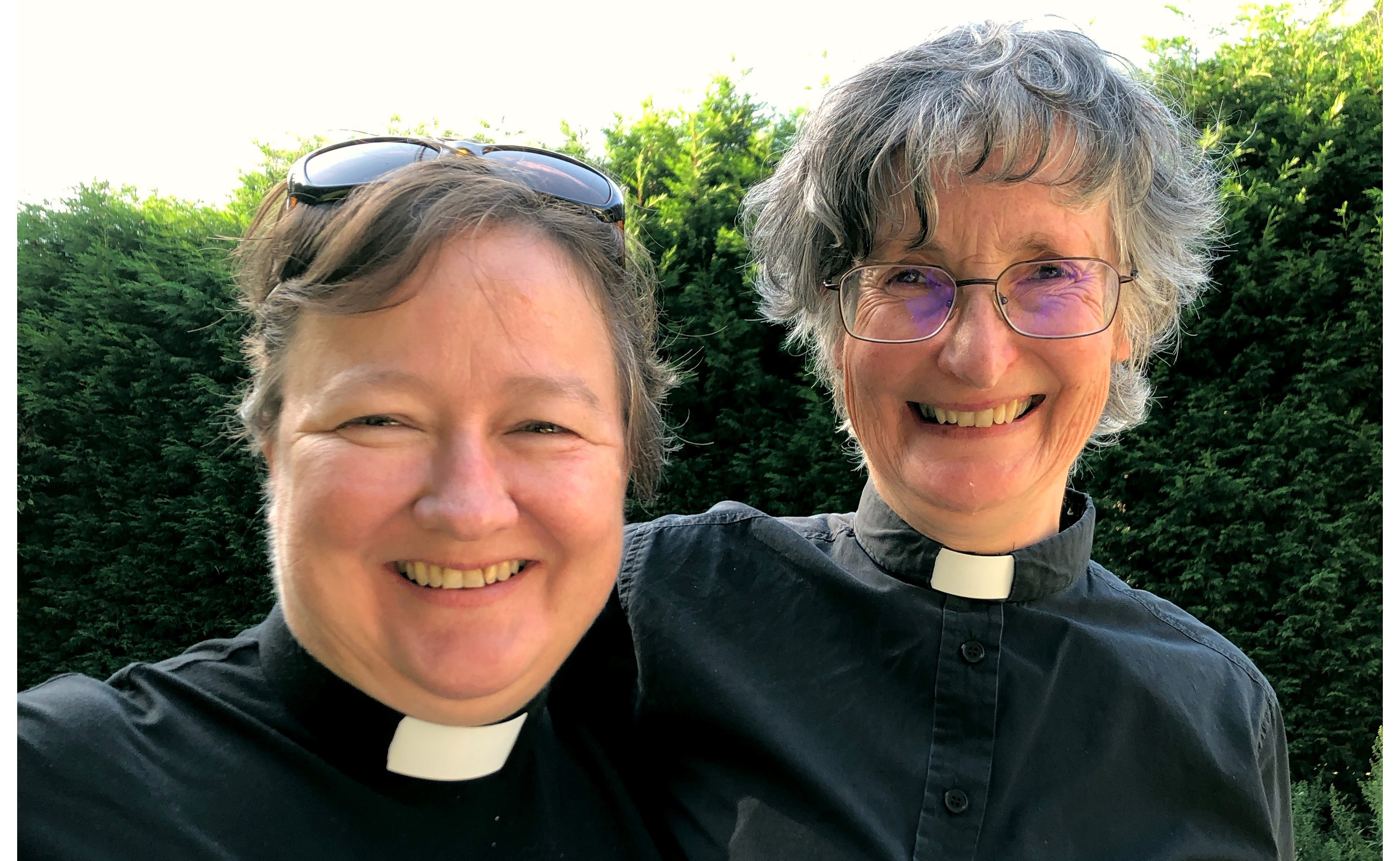 Cathrine Grutle (t.v.) og Janet Appleby leder samarbeidsgruppa som greier samarbeidsordningar og -tiltak mellom Møre bispedøme og Newcastle bispedøme. 