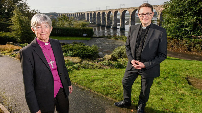 Mark Wroe (t.h.) er utnemnd til ny biskop i Berwick, heilt nord i Newcastle bispedøme, vennskapsbispedømet til Møre. Han blir den andre biskopen i Berwick på 448 år. Mark vil samarbeide nært med biskop Christine (t.v.) i Newcastle.