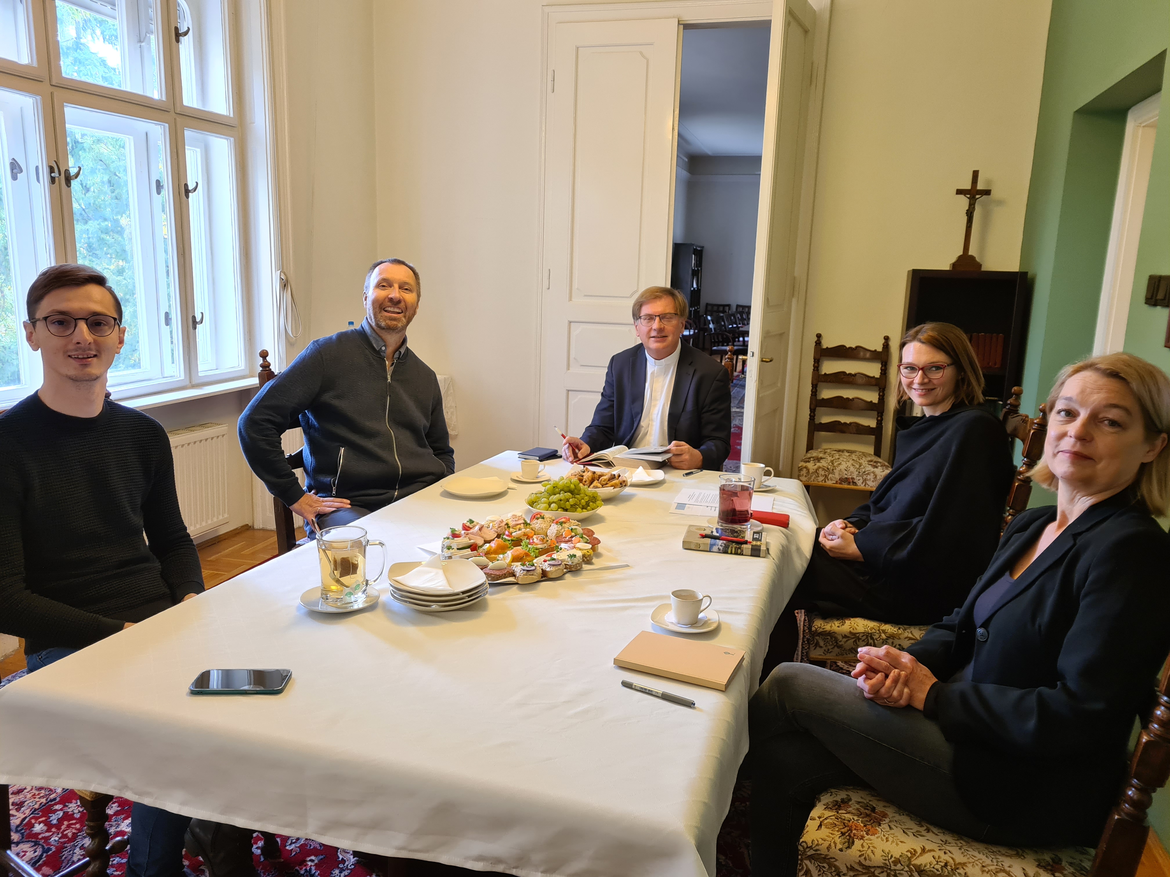 Tormod Rem&#248;y ble godt tatt imot av staben p&#229; bispekontoret.