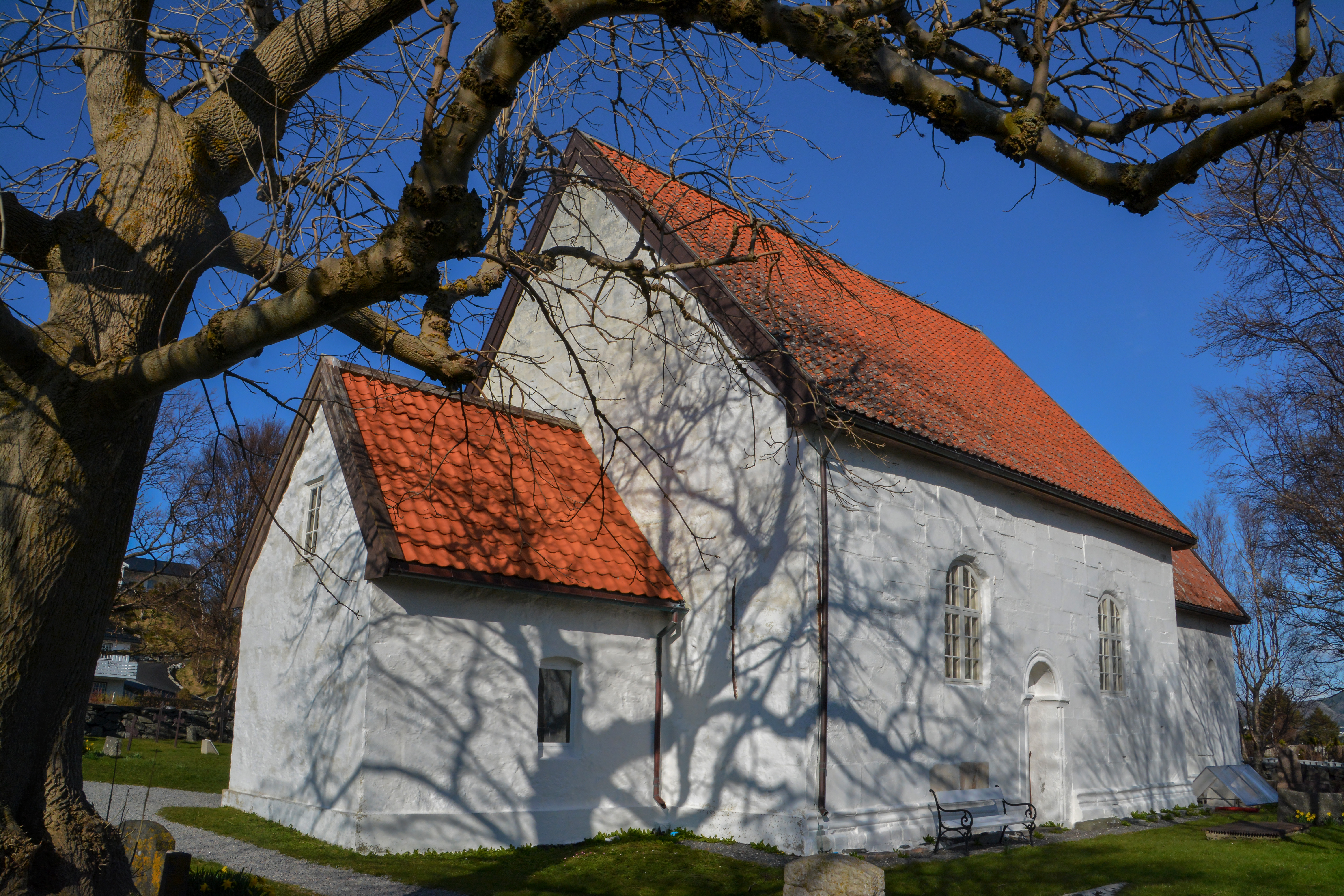 Stortinget har vedtatt en milliardsatsing på bevaring av kulturhistorisk verdifulle kirkebygg. Nå skal Den norske kirke og Riksantikvaren foreslå hvordan midlene fra OVF kan brukes på å bevare kirkene. I Møre er omkring halvparten av de totalt 120 kirkene listeført av Riksantikvaren som særlig kulturhistorisk verdifulle. 10 kirker i Møre er totalfredet, bl.a. alle middelalderkirkene, som Giske kirke fra 1100-tallet (bildet)  Foto: Svein Magne Harnes
