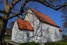 Stortinget har vedtatt en milliardsatsing på bevaring av kulturhistorisk verdifulle kirkebygg. Nå skal Den norske kirke og Riksantikvaren foreslå hvordan midlene fra OVF kan brukes på å bevare kirkene. I Møre er omkring halvparten av de totalt 120 kirkene listeført av Riksantikvaren som særlig kulturhistorisk verdifulle. 10 kirker i Møre er totalfredet, bl.a. alle middelalderkirkene, som Giske kirke fra 1100-tallet (bildet)  Foto: Svein Magne Harnes