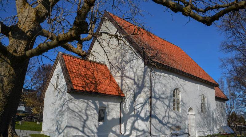Stortinget har vedtatt en milliardsatsing på bevaring av kulturhistorisk verdifulle kirkebygg. Nå skal Den norske kirke og Riksantikvaren foreslå hvordan midlene fra OVF kan brukes på å bevare kirkene. I Møre er omkring halvparten av de totalt 120 kirkene listeført av Riksantikvaren som særlig kulturhistorisk verdifulle. 10 kirker i Møre er totalfredet, bl.a. alle middelalderkirkene, som Giske kirke fra 1100-tallet (bildet) Foto: Svein Magne Harnes
