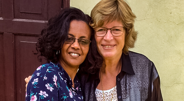 L&#248;rdag 20. november fyller biskop Ingeborg Midtt&#248;mme 60 &#229;r. I forbindelse med markeringen har hun tatt inititativ til en innsamling til st&#248;tte for utdanning av kvinnelige prester i Etiopia. P&#229; bildet: Dr. Ebisse Abdissa, dekan ved Mekane Yesus Theological Seminary (MYTS) i Etiopia, og biskop Ingeborg Midtt&#248;mme i M&#248;re bisped&#248;mme. 