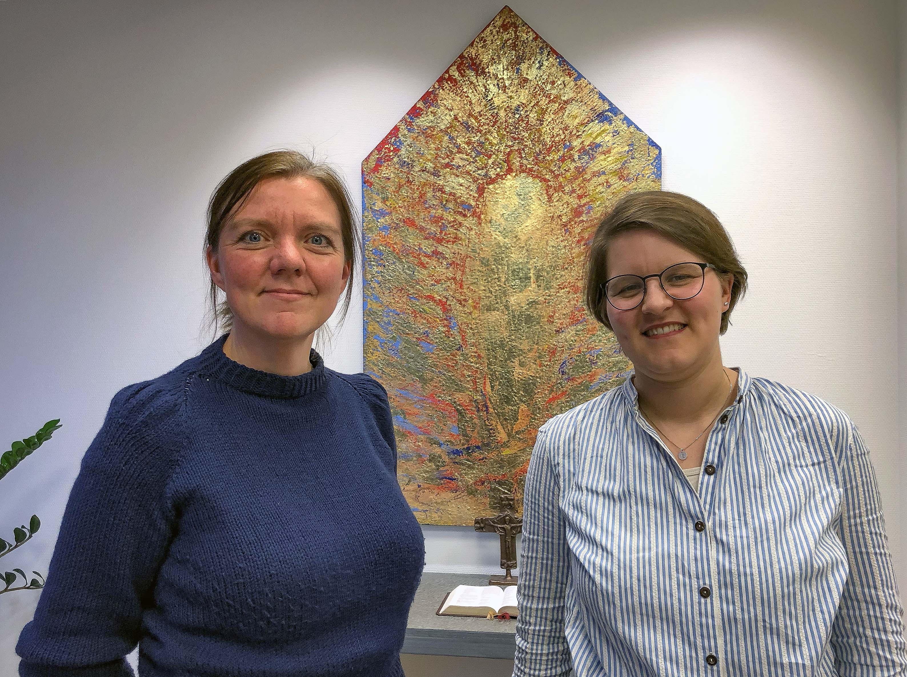 Sokneprestene Grethe Lystad Johnsen (t.v.) og Ragnhild Fuglseth i jubileumskomiteen for markeringen av 60 &#229;r med kvinners prestetjeneste.