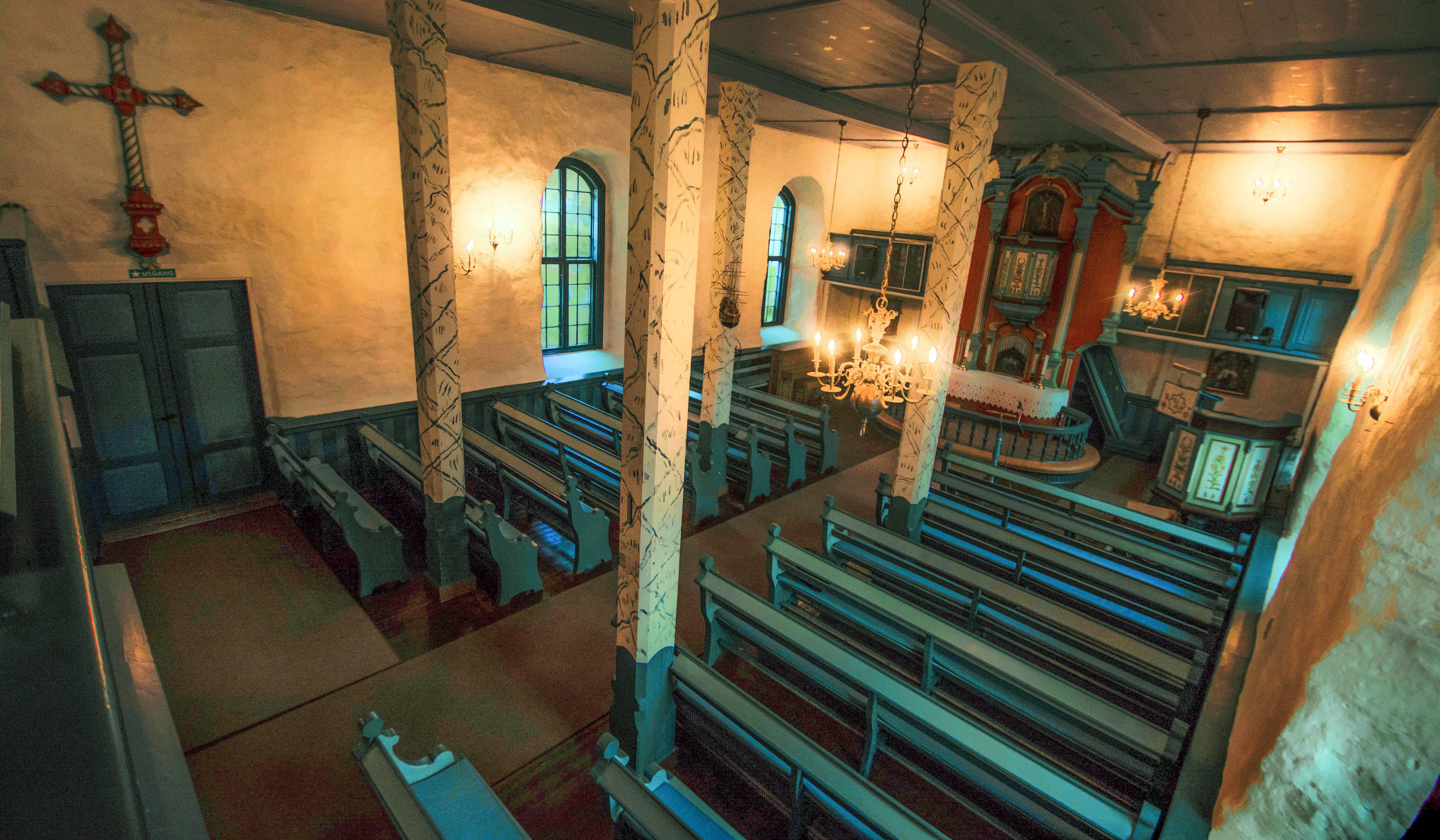 Det meste i eit kyrkjerom krev godkjenning ved endring, anten det er møblementet, tekstil eller kunst. Foto: Hen kyrkje i Rauma. (Foto: Svein Magne Harnes)