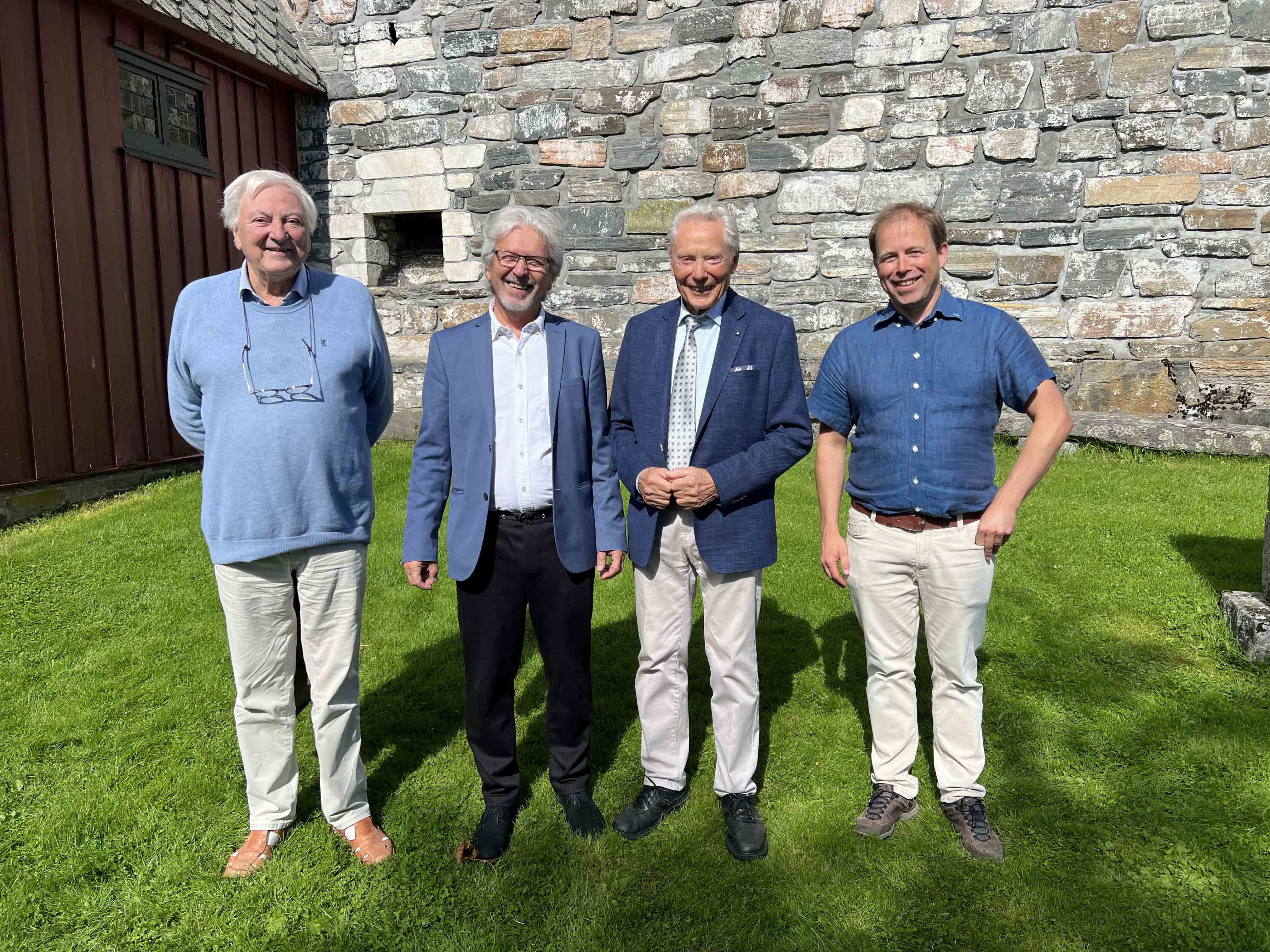 Vegard By (lengst til høgre) saman med (frå høgre): tidlegare domkantorar i Molde Knut Aambø og Leif Olav Sundsbø, og tidlegare kantor i Tingvoll, Tor Strand. Bilete: Privat