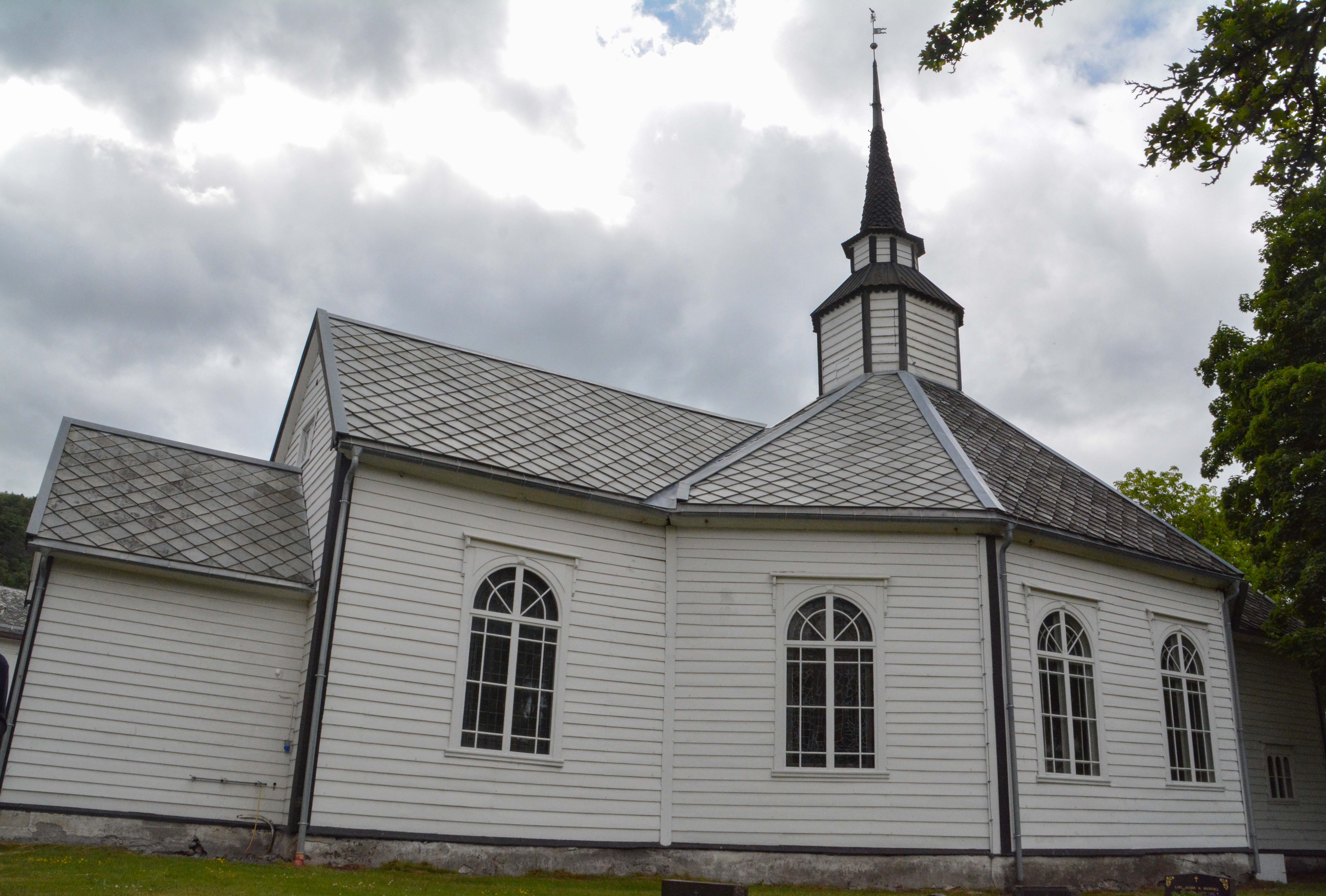 Ombygging av kyrkjer krev godkjenning frå biskopen. Stranda kyrkje. (foto: Svein Magne Harnes)
