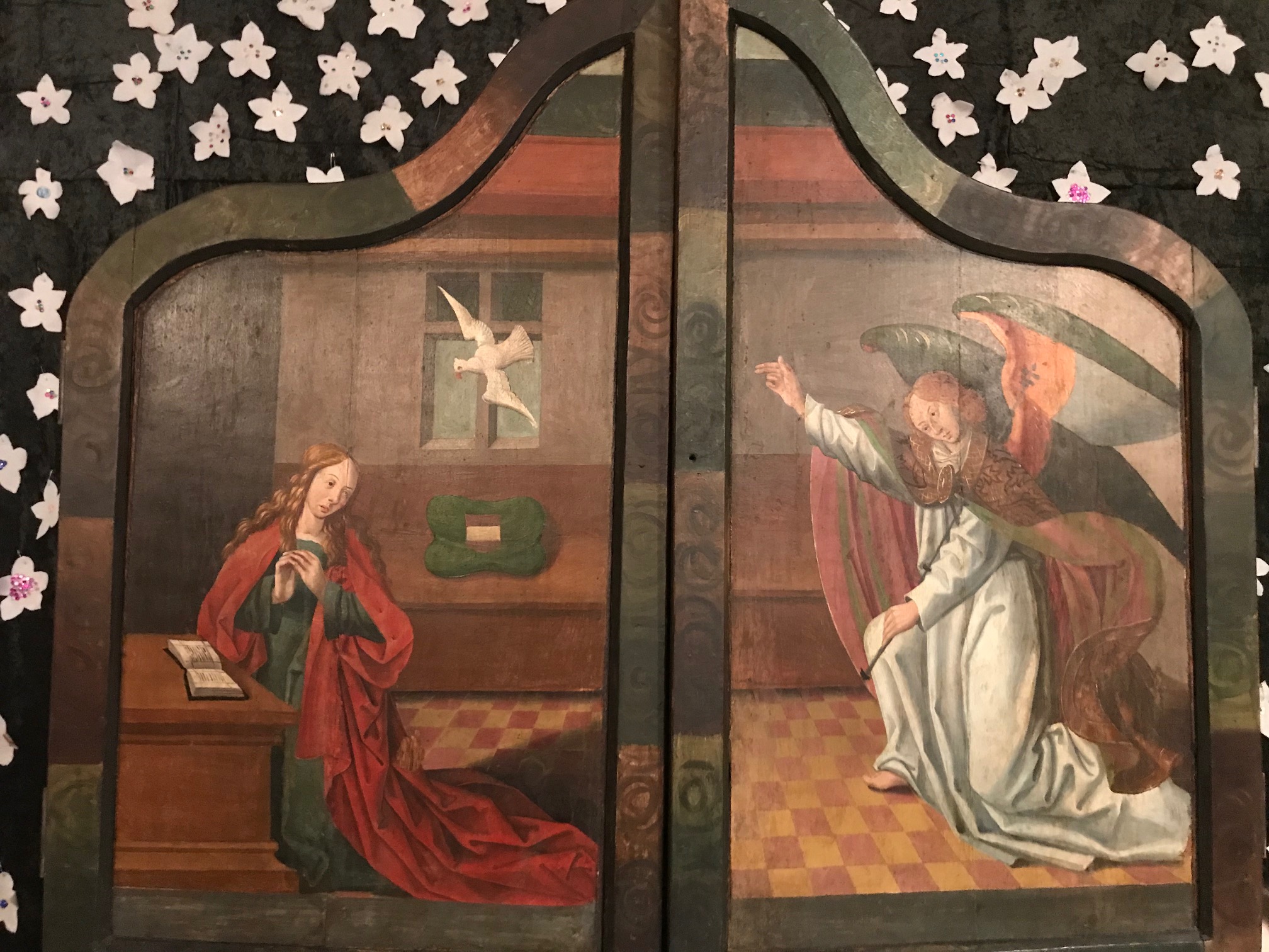 Alterskapet i Ørsta kyrkje med dørene attlatne. Her er det på venstre side måla eit bilete av jomfru Maria då ho tok imot Den Heilage Ande.