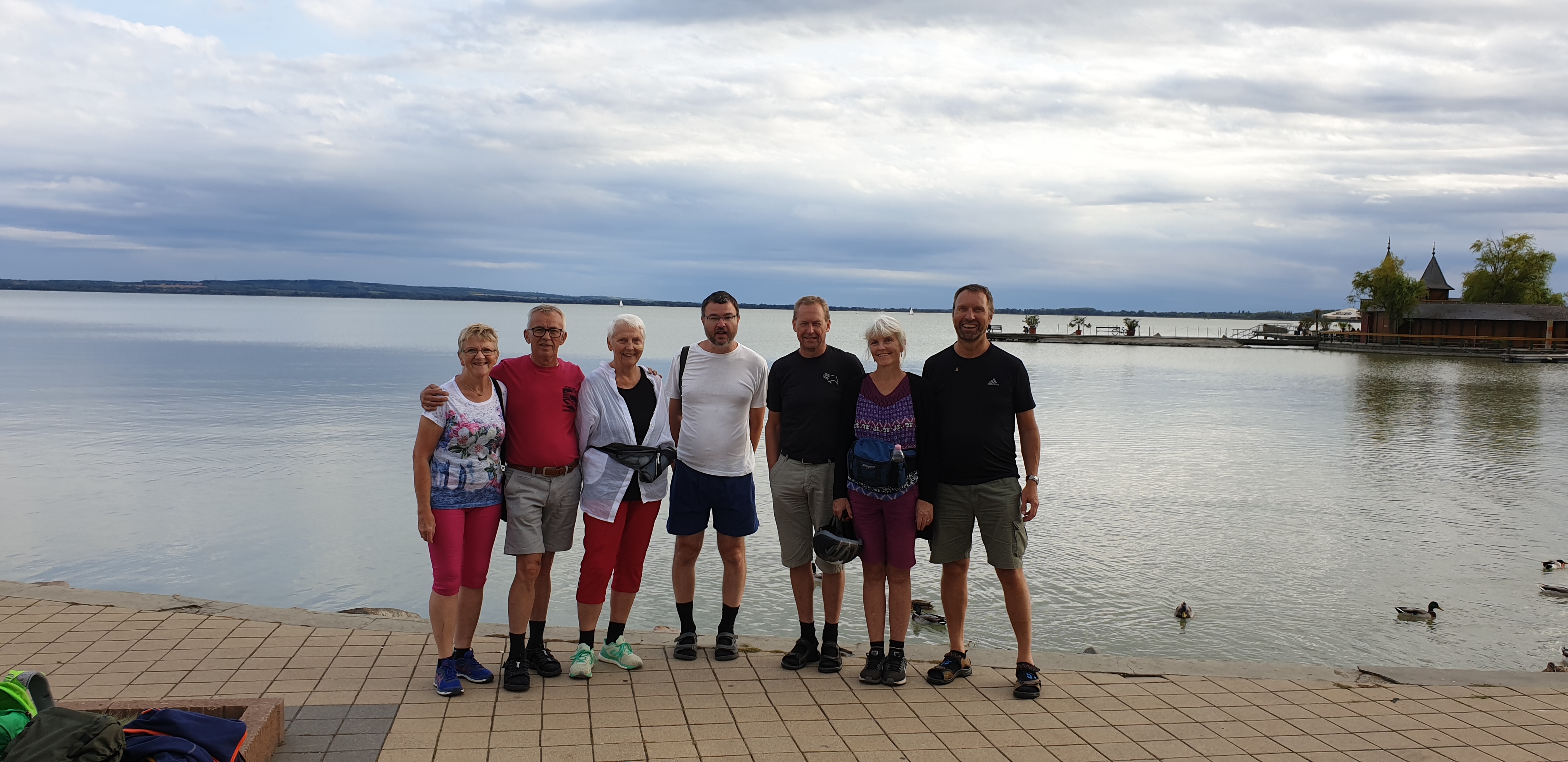 Bilde fra pilegrimsvandring høsten 2019. Bildet er tatt ved Balatonsjøen, og har følgende personer (fra venstre): Marit Nordhaug, Inge Solli, Astrid Grøvan Vikhagen, Attila Hernady (reiseleder), Hallgeir Ringstad, Trine Ringstad og Tormod Remøy. Foto: Privat