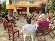 Julia Jakobsen leder en studentsamling i Mallorca. Foto: Privat