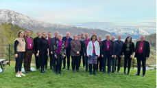 13 svenske biskopar saman med biskop Midttømme og tilsette frå Møre bispedøme, utanfor Storfjord Hotell. Bilete: Møre bispedøme