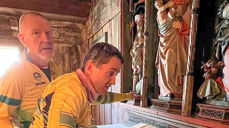 Å kjenne på kunst, interiør og gjenstander er en viktig dimensjon i kirkene, mener Tare Teksum (t.h.), som tok seg god tid i Grip stavkirke. Her sammen med medsyklist og mehjelper Arne Opdahl.