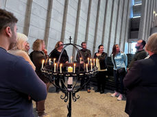 De ukrainske flyktningene tente lys i lysgloben i Kirkelandet kirke. Foto: Møre bispedømme