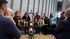 De ukrainske flyktningene tente lys i lysgloben i Kirkelandet kirke. Foto: Møre bispedømme
