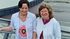 Statsforvaltar Else-May Norderhus til venstre, saman med biskop Ingeborg Midttømme.