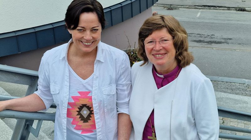 Statsforvaltar Else-May Norderhus til venstre, saman med biskop Ingeborg Midttømme.