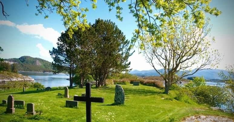 Eit bilete av den gamle kyrkjestaden på Herøy. Bilete: Herøy kyrkje
