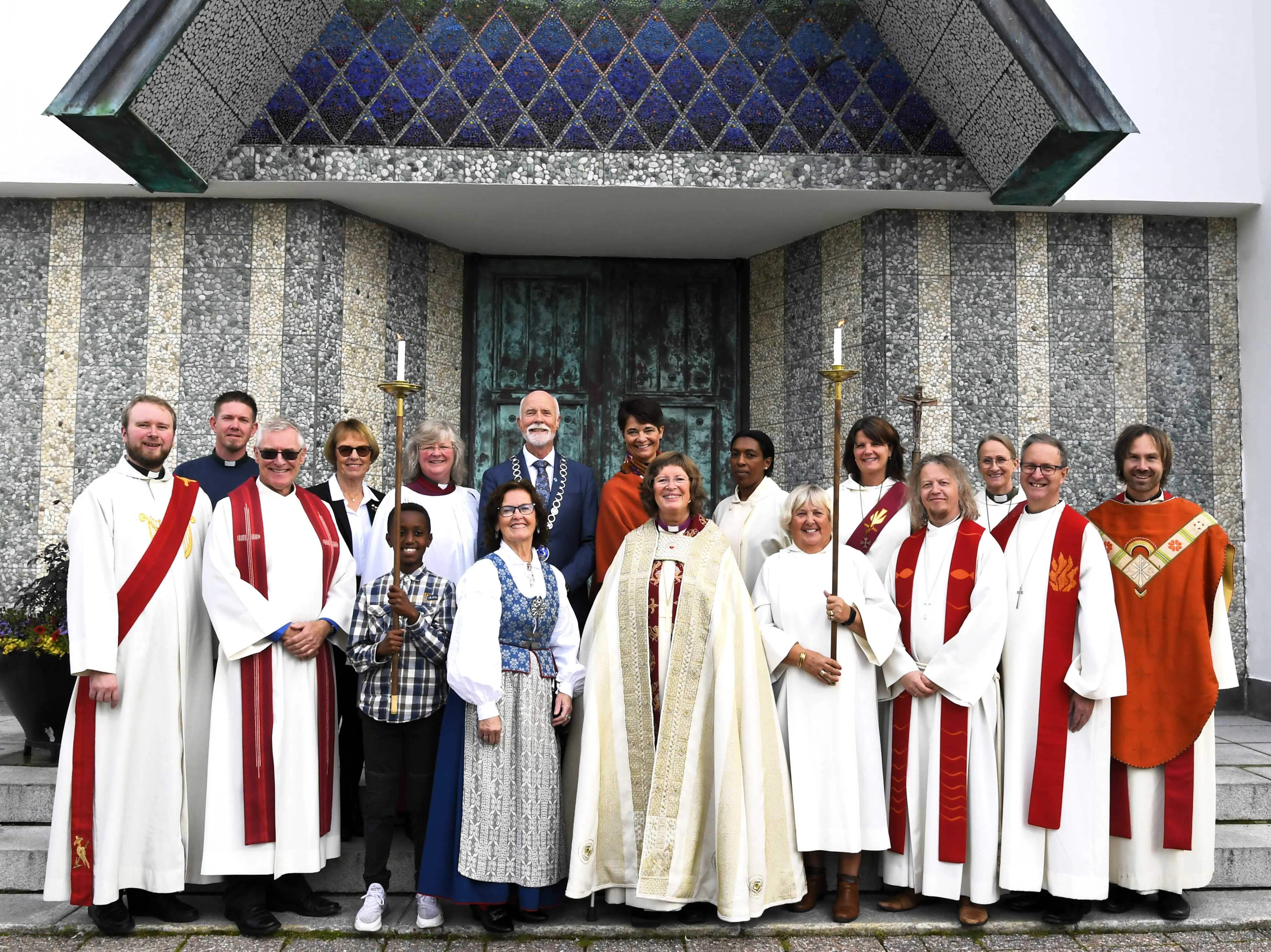 Biskop Ingeborg Midttømme og bispedømmerådsleder Ann-Kristin Sørvik omkranset av øvrige medvirkende under jubileumsgudstjenesten. Foto: Ole Syltebø