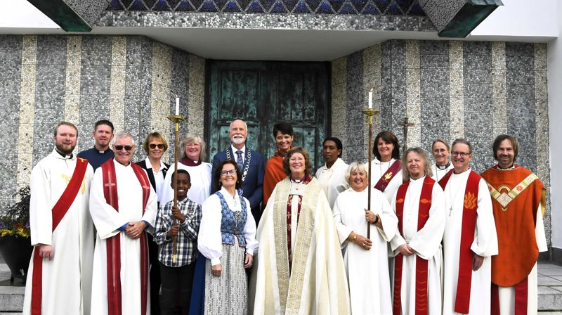 Biskop Ingeborg Midttømme og bispedømmerådsleder Ann-Kristin Sørvik omkranset av øvrige medvirkende under jubileumsgudstjenesten. Foto: Ole Syltebø