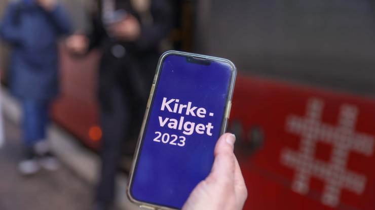 Du kan stemme frå mobilen eller PCen i valet til hausten. (Ill. Undraw)