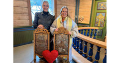 Mari Ann Vattøy og Margit Lovise Holte i Ulstein kyrkje, der sju par skal gifte seg på drop-in-bryllaup 14. februar. Bilete: Ingvild Aursøy Måseide