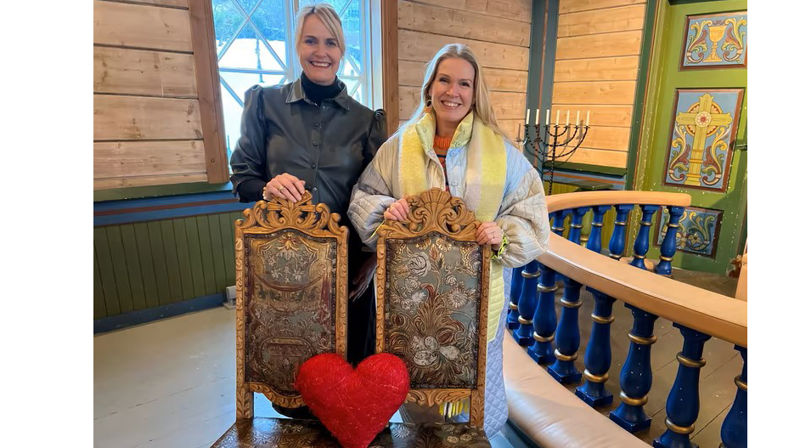 Mari Ann Vattøy og Margit Lovise Holte i Ulstein kyrkje, der sju par skal gifte seg på drop-in-bryllaup 14. februar. Bilete: Ingvild Aursøy Måseide